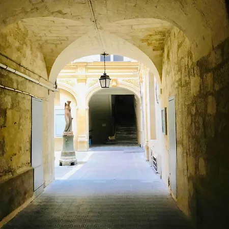 In Historical Monument In Center דירה *